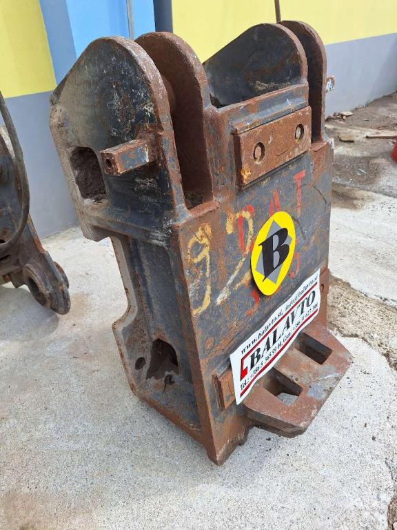 Baumaschinen technic for 26-32 ton excavators Attachment plate Foto 1