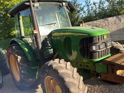 John Deere 5820 in vendita da Moscadelli Macchine Agricole