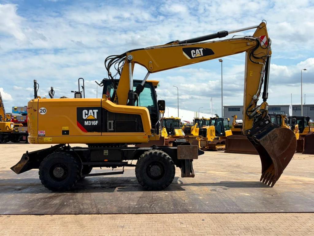 Caterpillar M316F Mobile excavator Foto 10