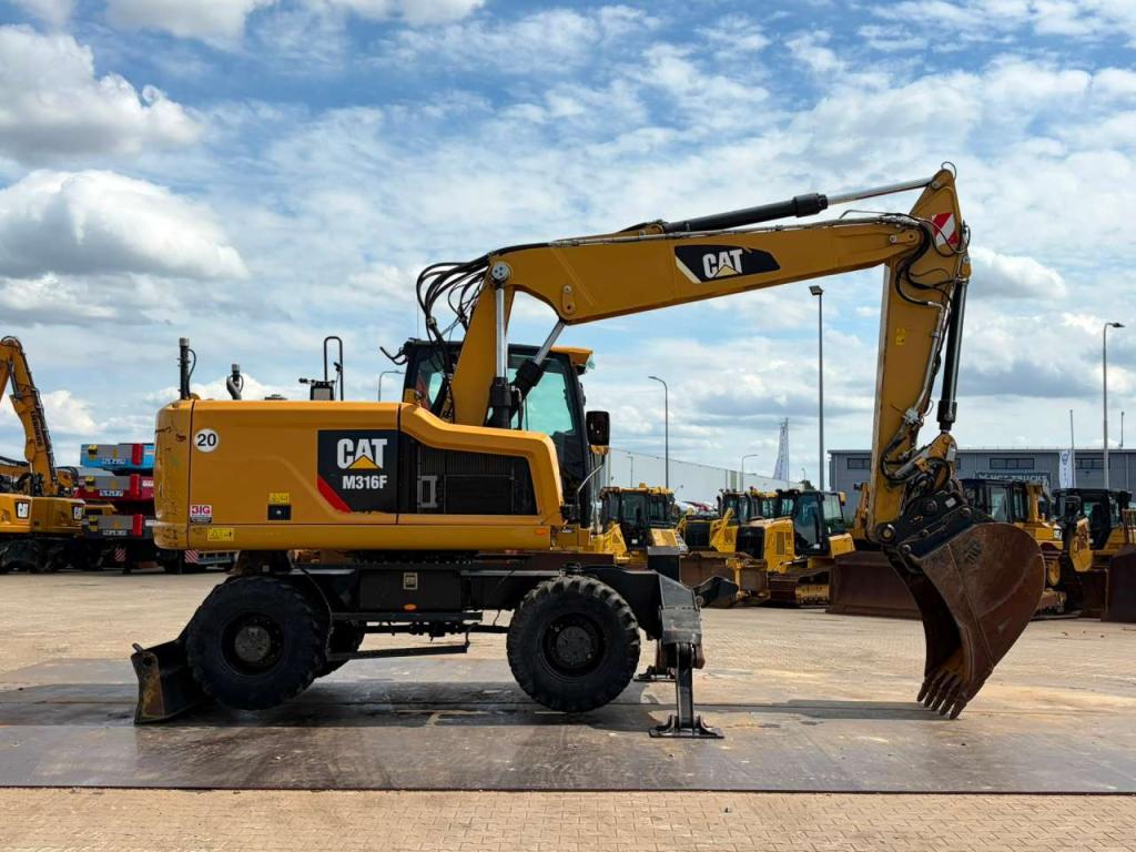Caterpillar M316F Mobile excavator Foto 11