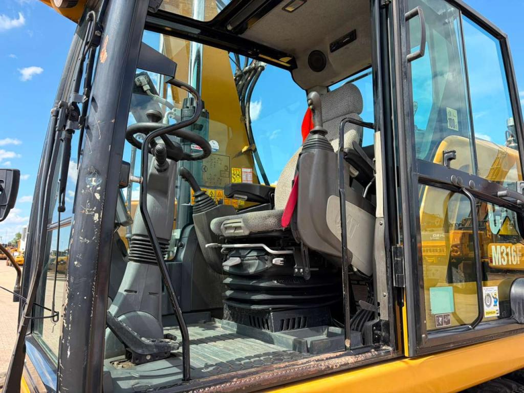 Caterpillar M316F Mobile excavator Foto 23