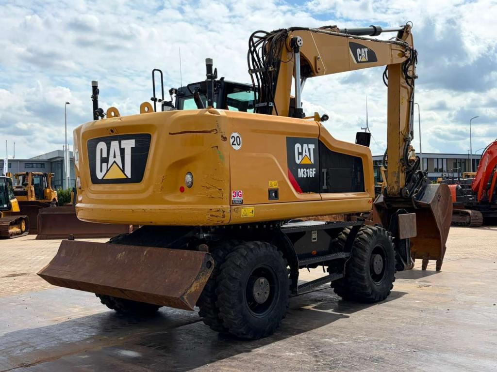 Caterpillar M316F Mobile excavator Foto 8