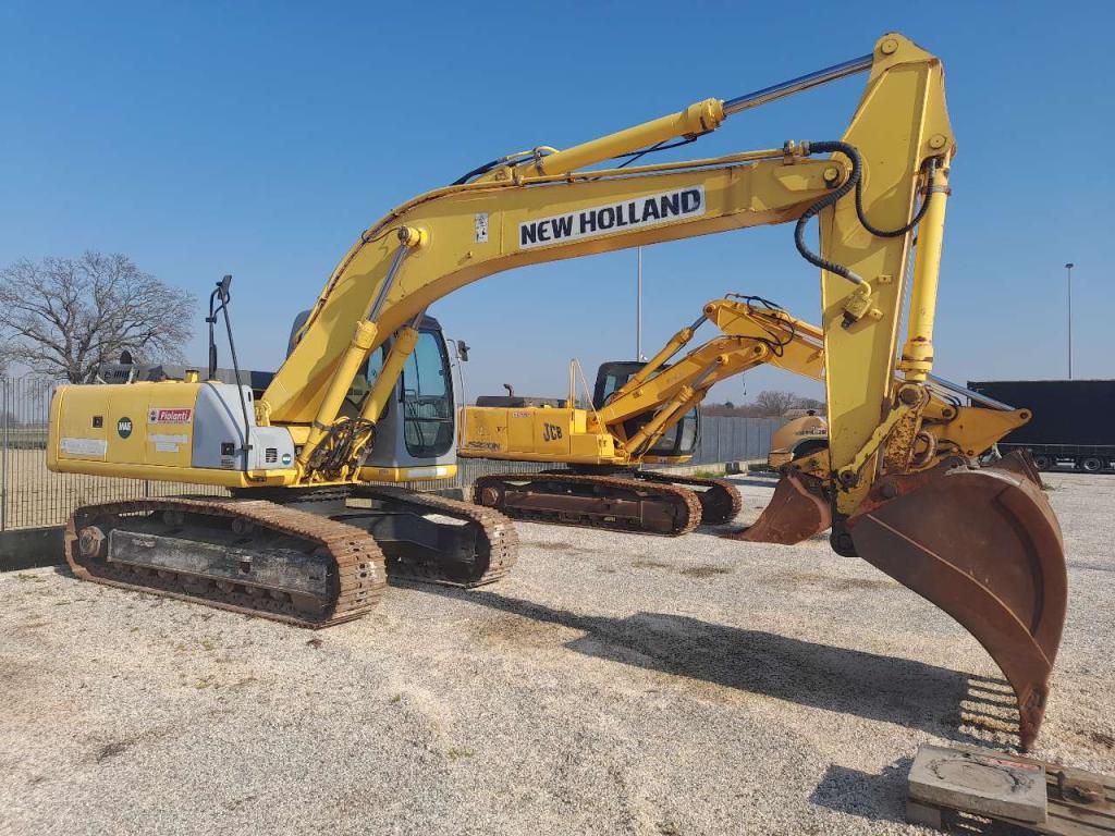 New Holland E 215 Foto 1