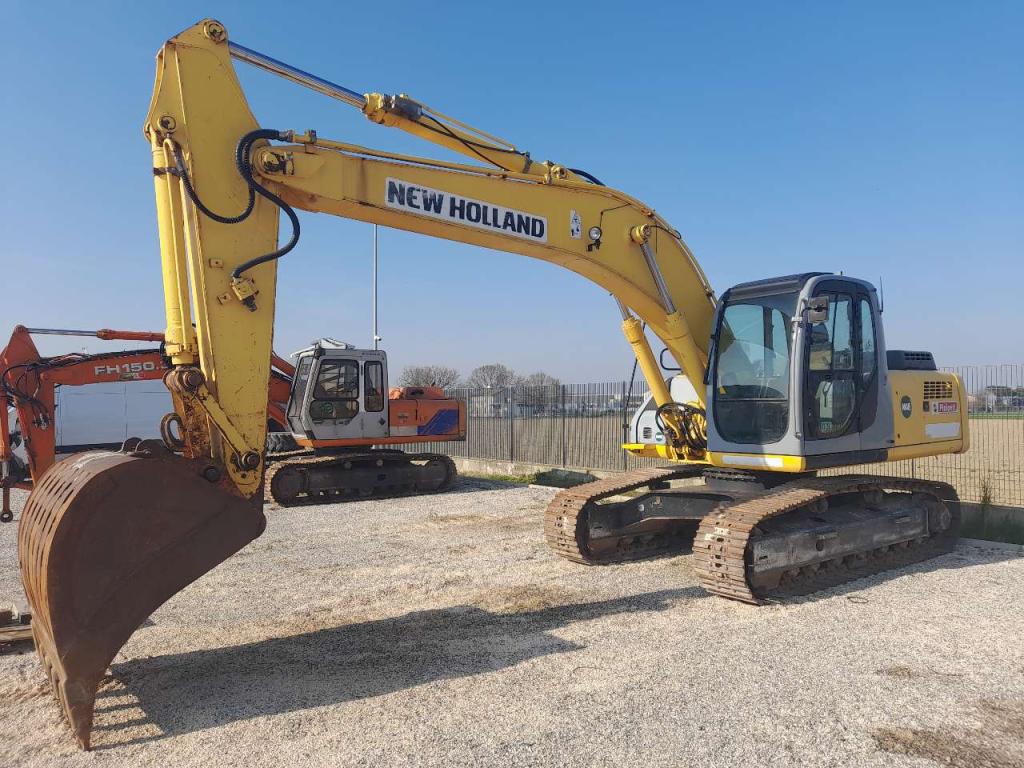 New Holland E 215 Foto 2