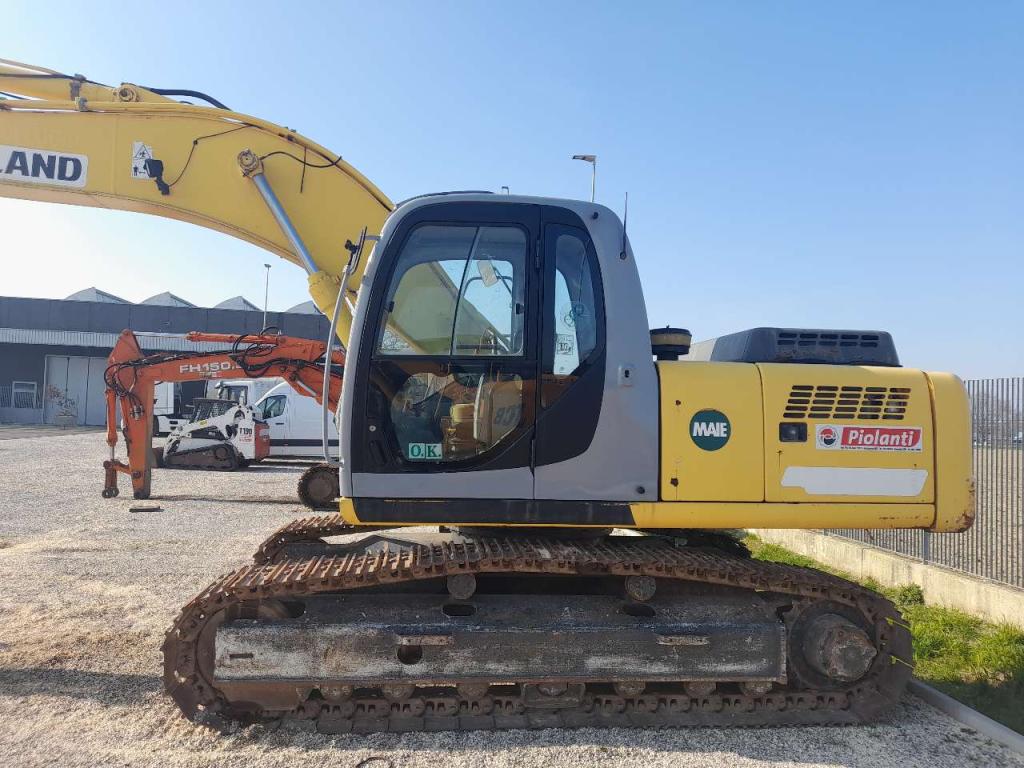 New Holland E 215 Foto 3