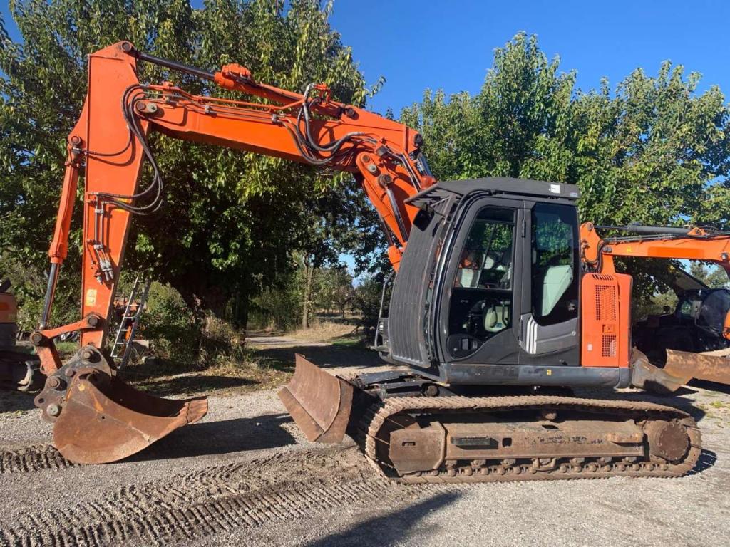 Hitachi ZX135US-5B Foto 1