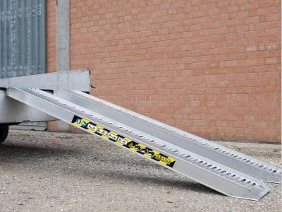 Coppia di rampe in alluminio Lunghezza 4.500 mm - Portata 6.300 kg in vendita da Progetto Rampe