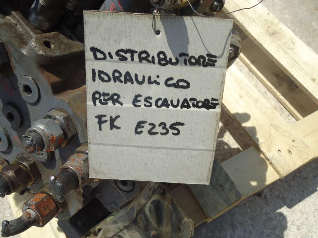 Distributore idraulico per Fiat Kobelco E235 Foto 5