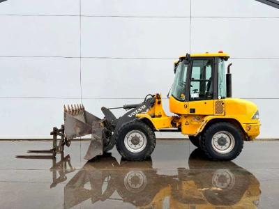 Volvo L30B - Bucket + Forks / Quick Coupler Foto 1