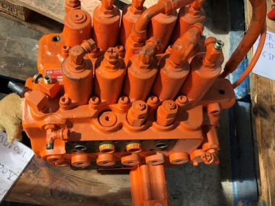 Distributore idraulico per Daewoo SOLAR 220 V in vendita da Fratelli Zenzalari S.r.l.