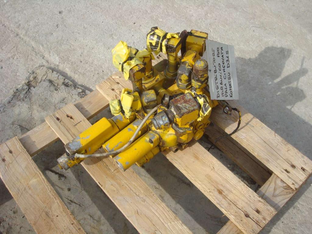 Distributore idraulico per Komatsu D31S Foto 1