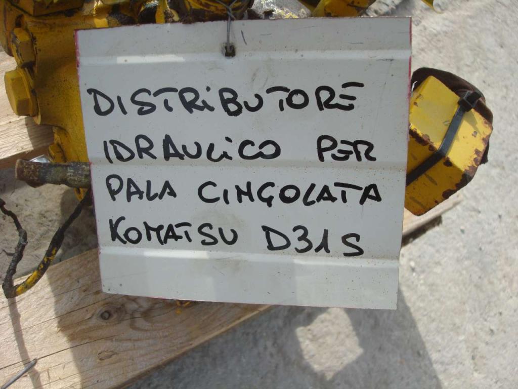 Distributore idraulico per Komatsu D31S Foto 2