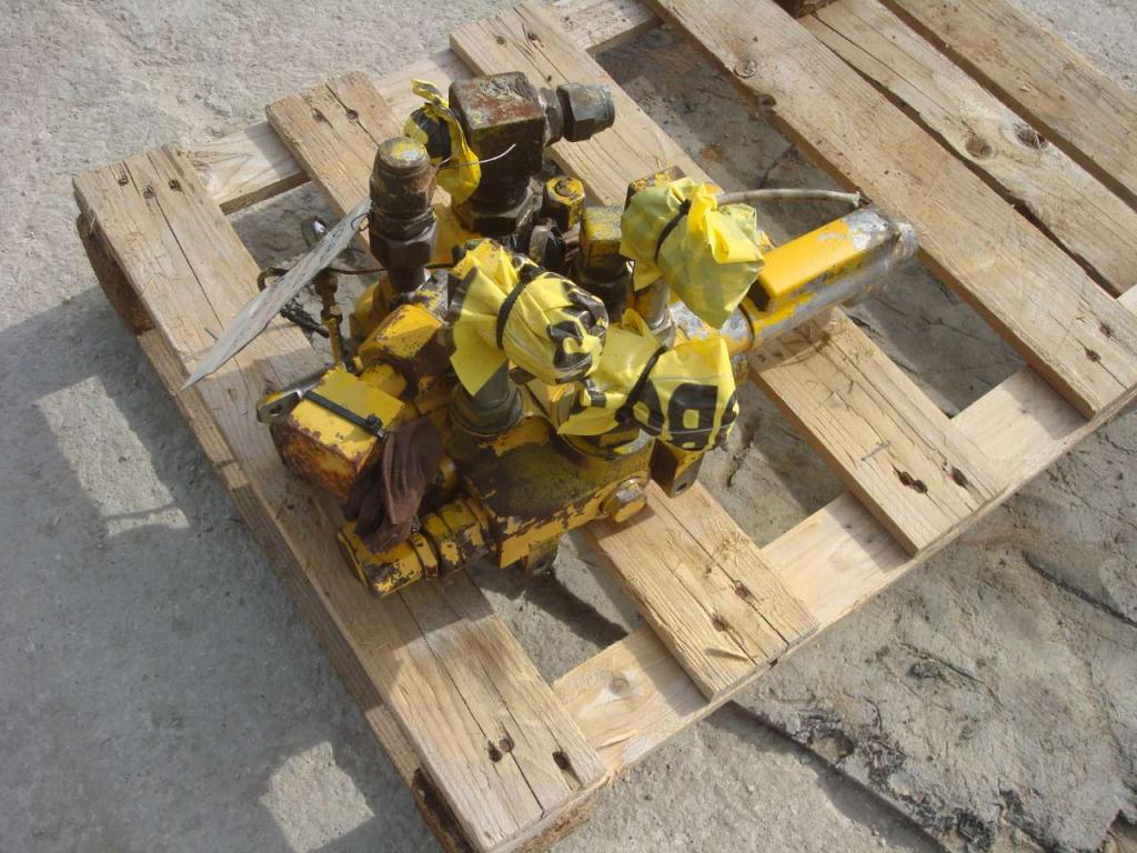 Distributore idraulico per Komatsu D31S Foto 3