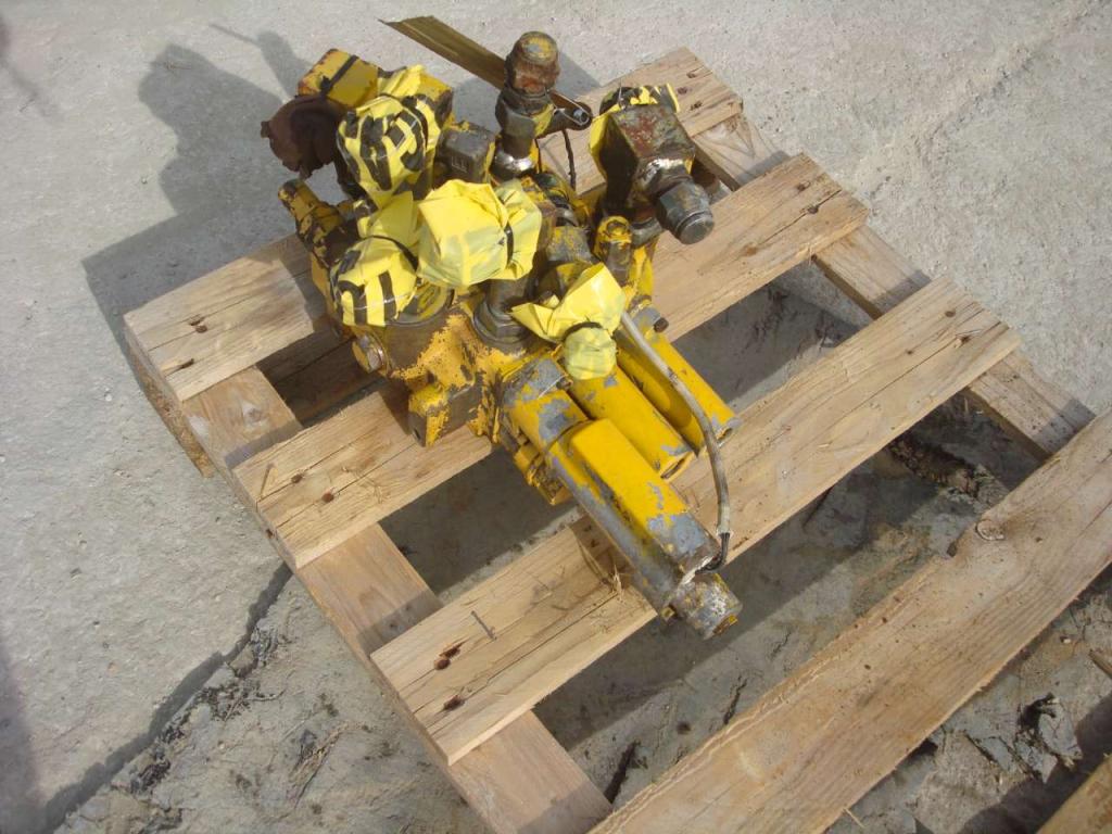 Distributore idraulico per Komatsu D31S Foto 4