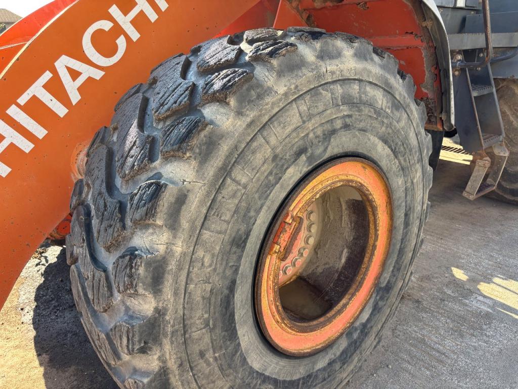 Hitachi ZW220 Foto 3