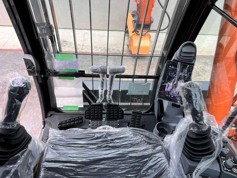Hitachi ZX135US-7 Foto 9
