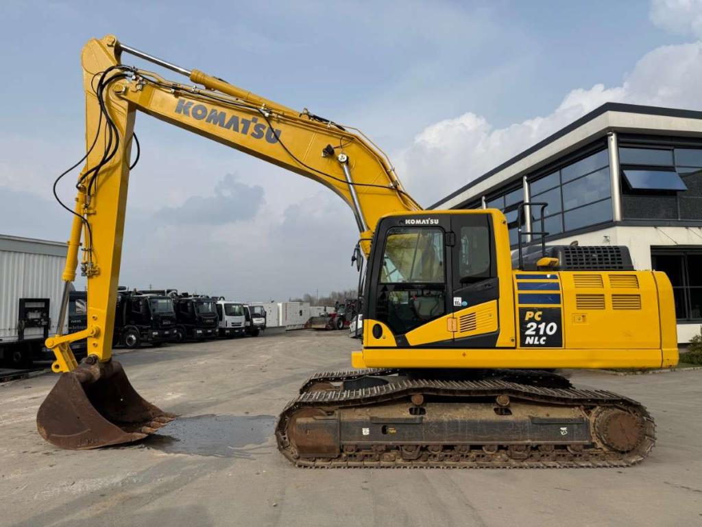 Komatsu PC210 NLC-11 Foto 1