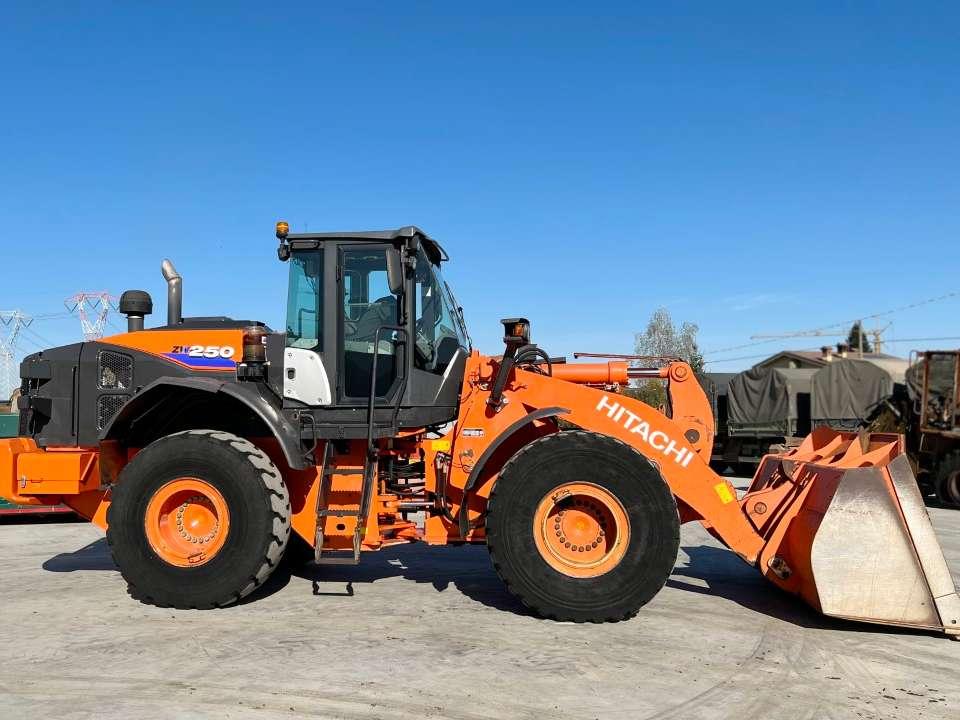 Hitachi ZW250-6 Foto 14