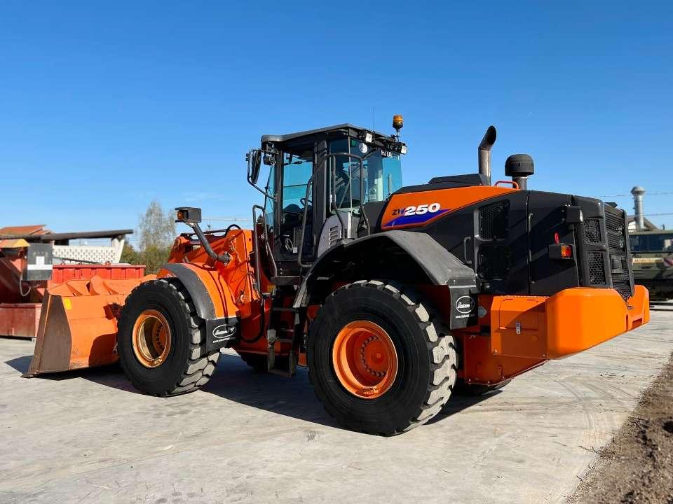Hitachi ZW250-6 Foto 3