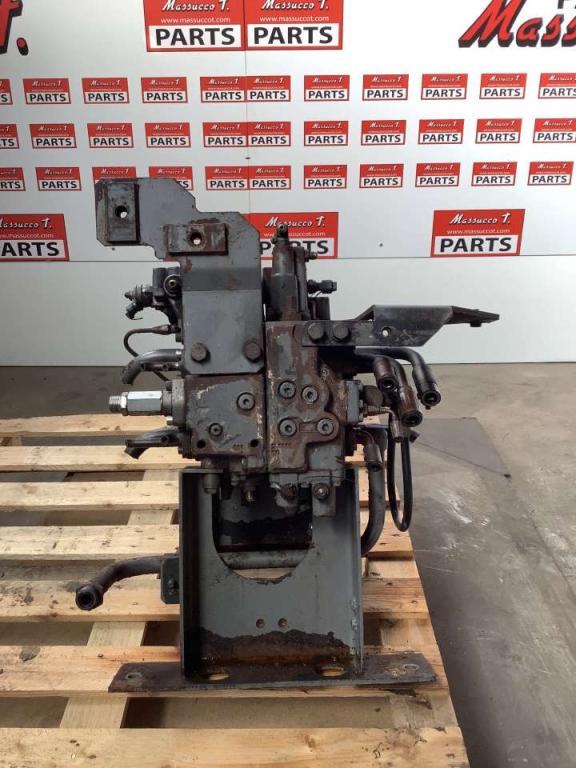 Distributore idraulico per Hitachi ZX160LC Foto 2