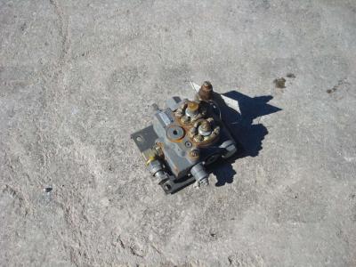 Distributore idraulico per PALA GOMMATA ZW310 in vendita da OLM 90 Srl