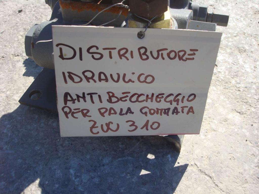 Distributore idraulico per PALA GOMMATA ZW310 Foto 4