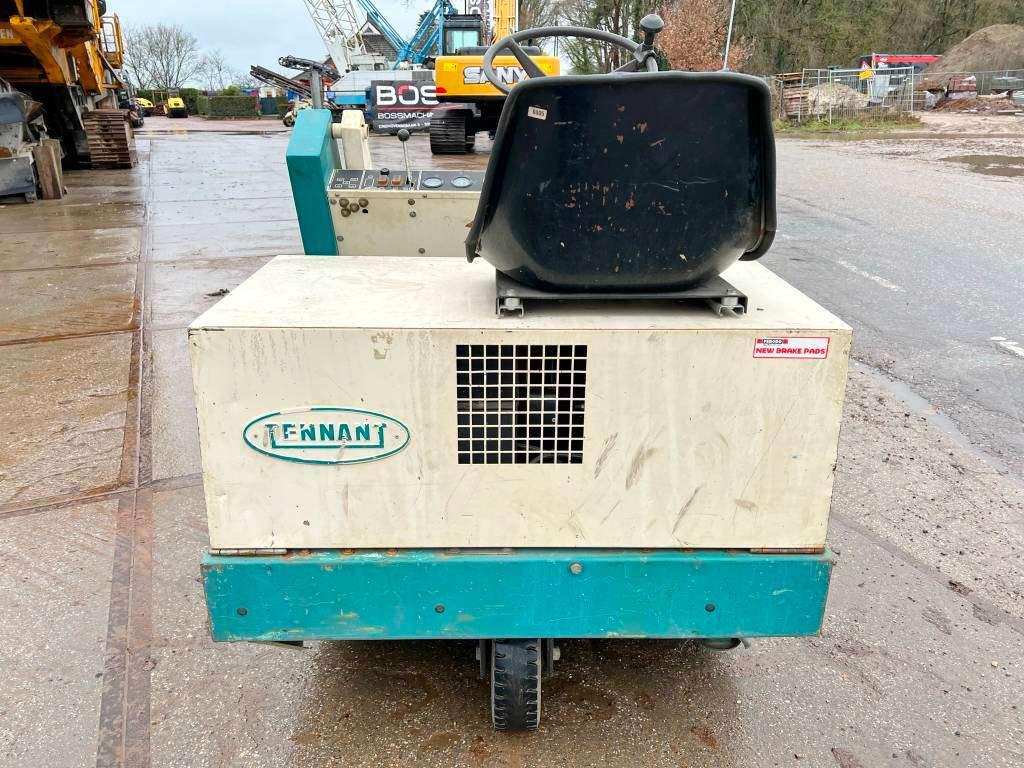Tennant 215E Sweeper - Good Working Condition Foto 4