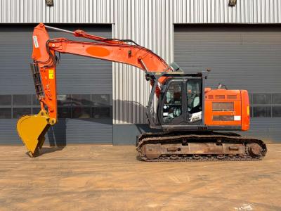 Hitachi ZX225US5LC in vendita da Big Machinery