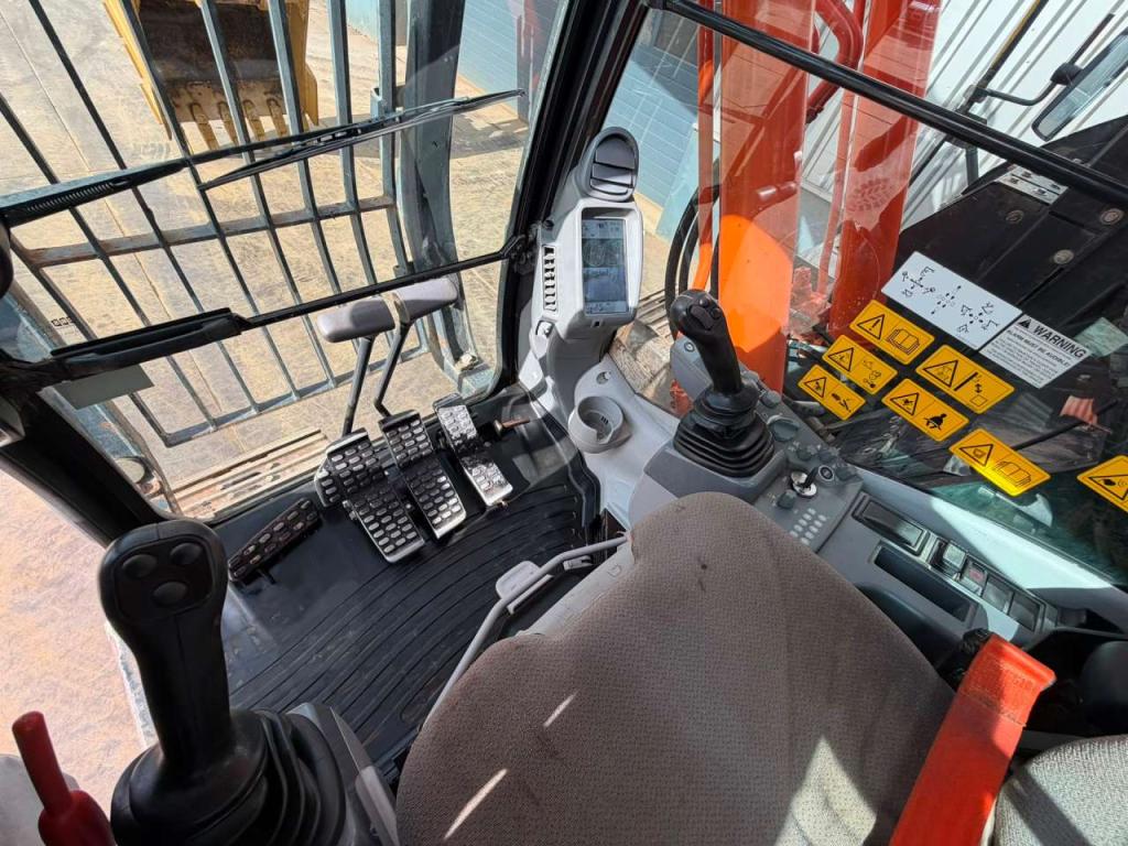 Hitachi ZX225US5LC Foto 21