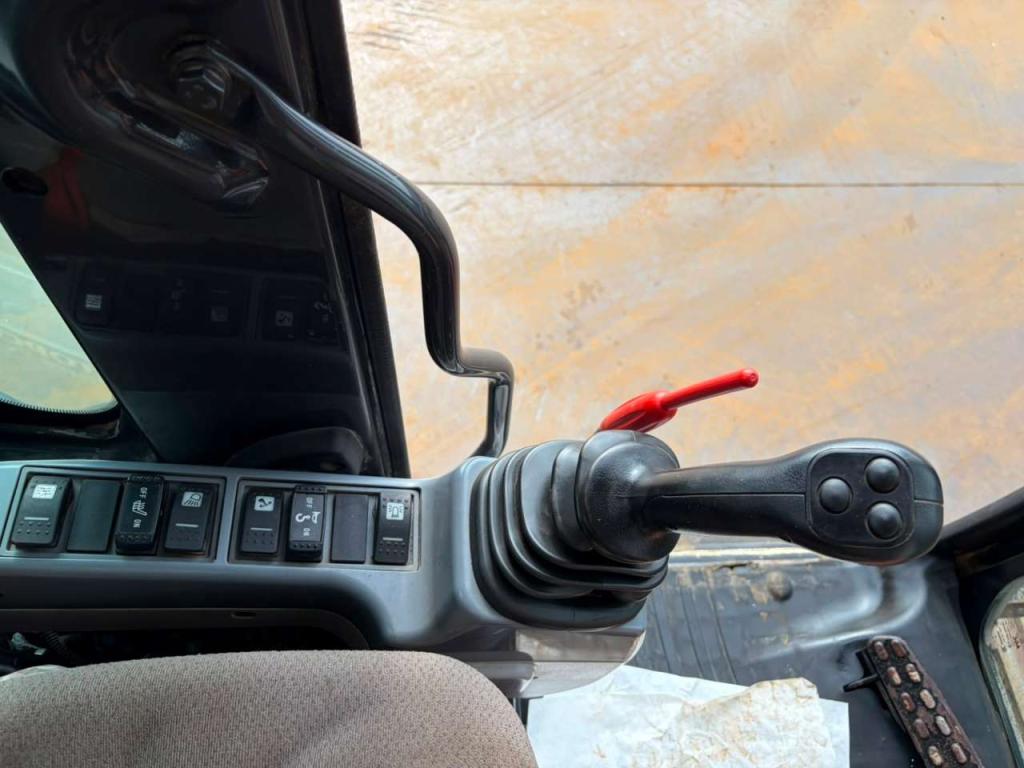 Hitachi ZX225US5LC Foto 23