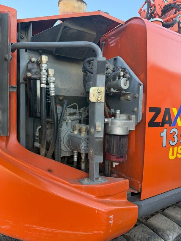 Hitachi ZX135US-3 Foto 6