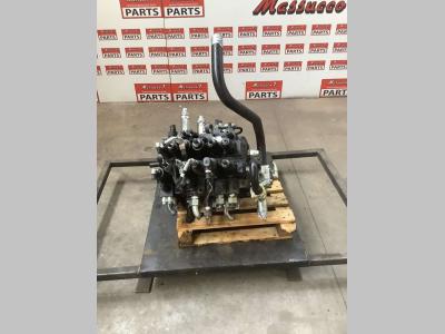 Distributore idraulico per New Holland E385 in vendita da Massucco T. Srl Area Ricambi