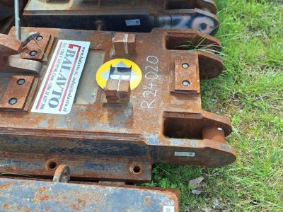 S2 for 25-32 ton excavators Attachment plate in vendita da Balavto