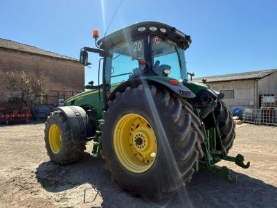 John Deere 8320R in vendita da Commerciale Adriatica Srl