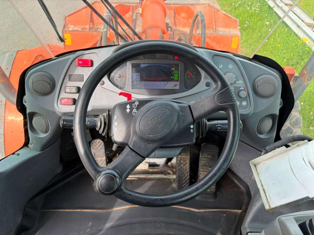 Hitachi ZW220-5B Foto 16