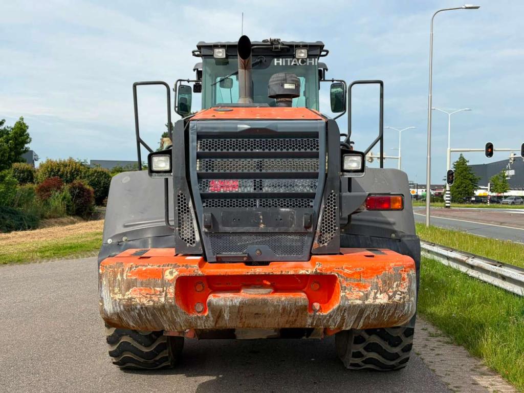Hitachi ZW220-5B Foto 4