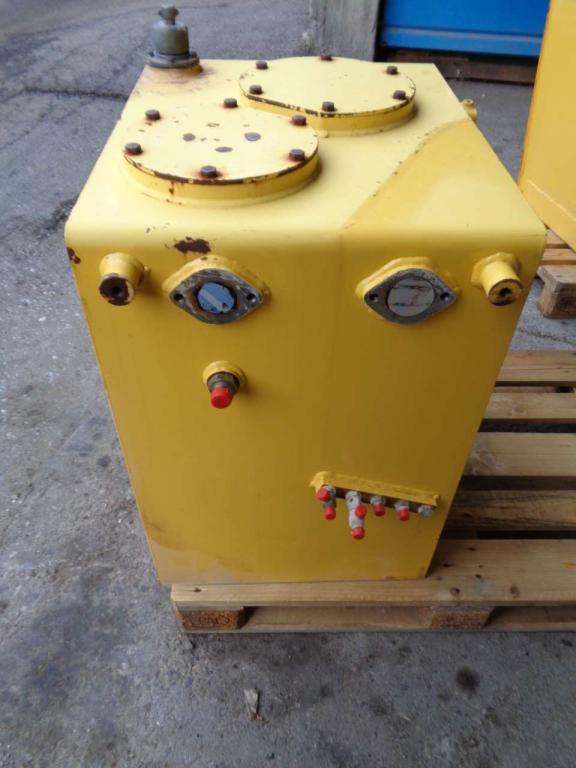 Serbatoio olio idraulico per New Holland E 385 B Foto 3