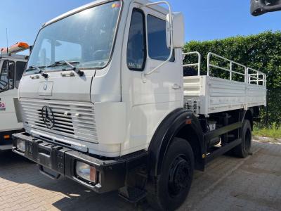 Mercedes-Benz 1017 4X4 ex army reconditioned white with crane in vendita da Big Machinery