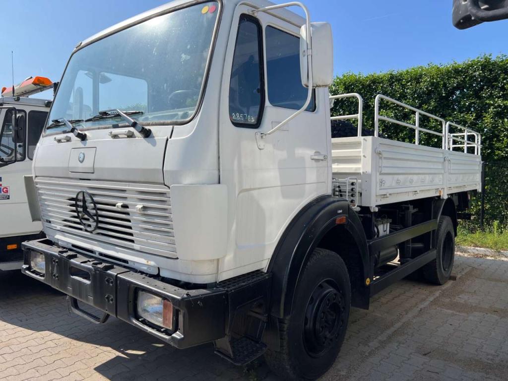 Mercedes-Benz 1017 4X4 ex army reconditioned white with crane Foto 1