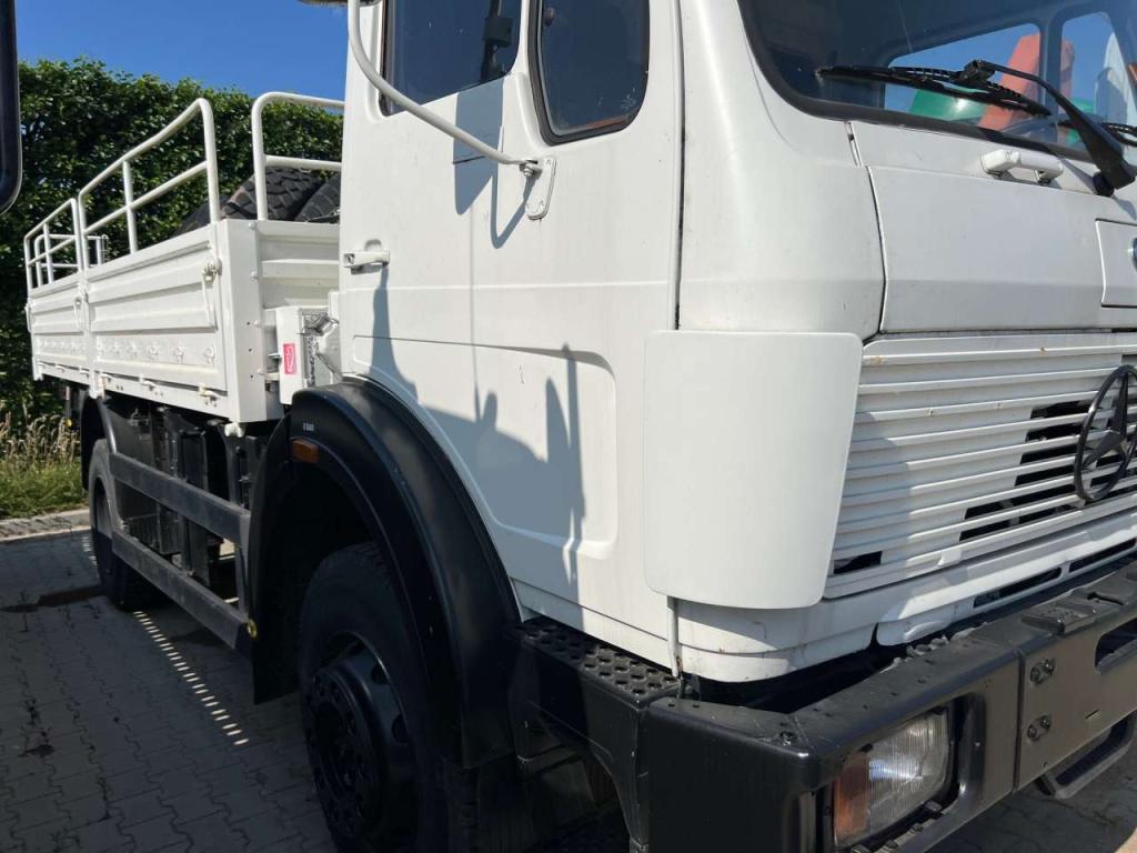 Mercedes-Benz 1017 4X4 ex army reconditioned white with crane Foto 3