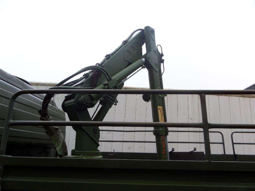 Mercedes-Benz 1017 4X4 ex army reconditioned white with crane Foto 9