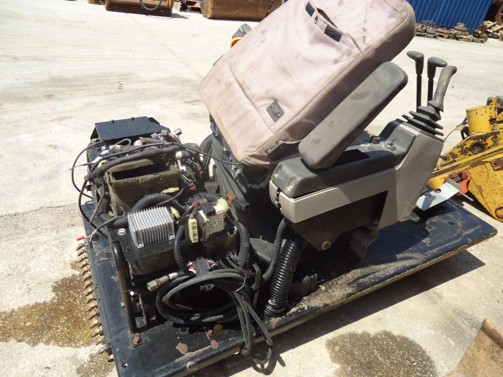 Banco / Pedana di comando per Fiat Kobelco E235 Foto 3