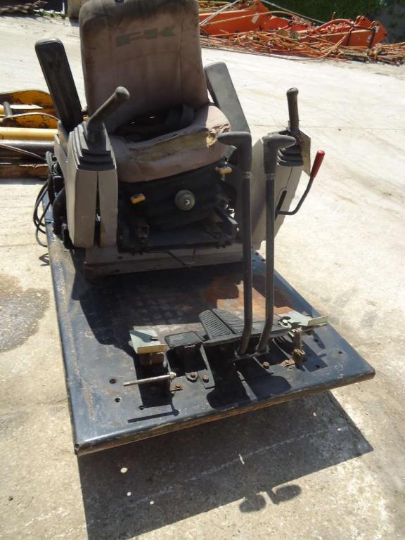 Banco / Pedana di comando per Fiat Kobelco E235 Foto 4