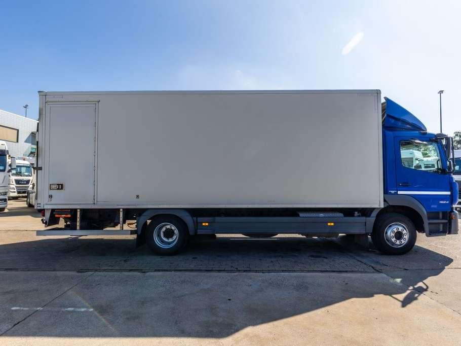 Mercedes-Benz ATEGO 1524 L + DHOLLANDIA 2T. Foto 3