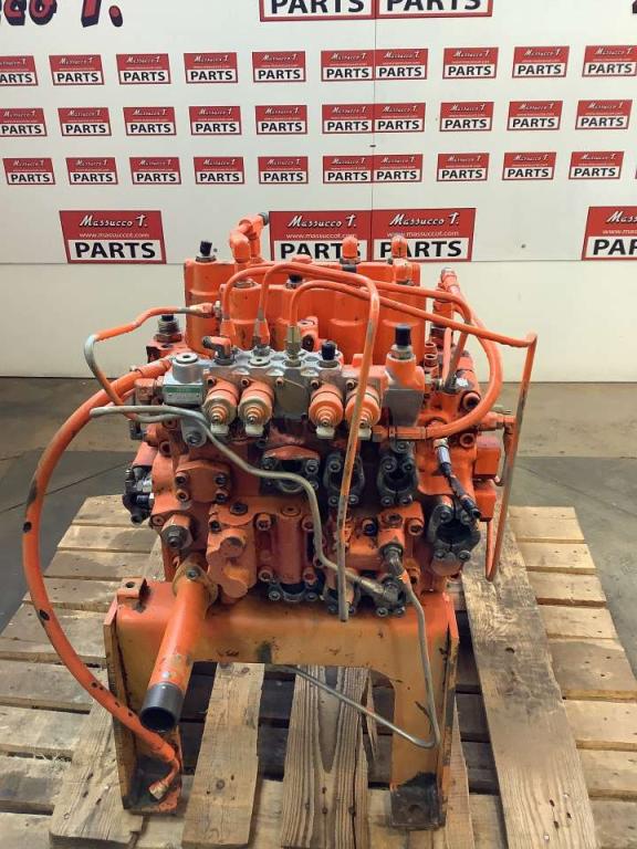 Distributore idraulico per Hitachi EX215 Foto 2