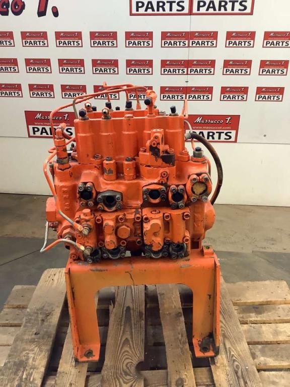 Distributore idraulico per Hitachi EX215 Foto 4