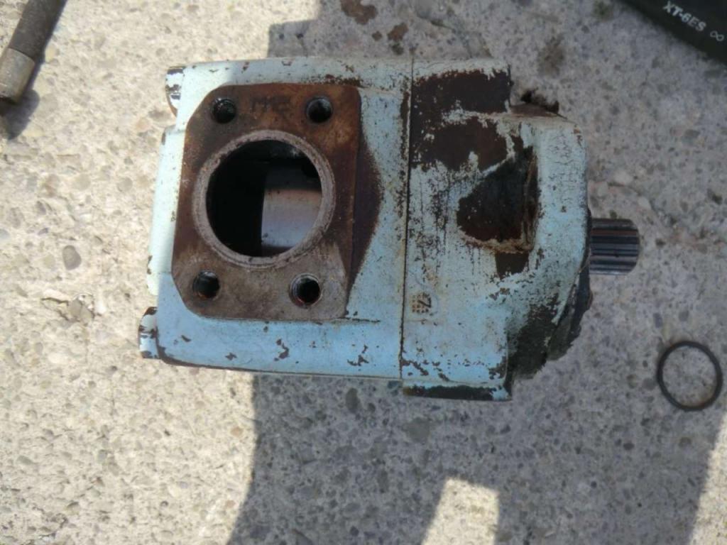 Pompa idraulica per Volvo L120C Foto 3