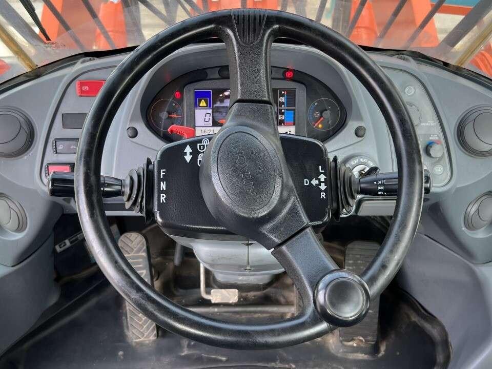 Hitachi ZW220-5B Foto 10
