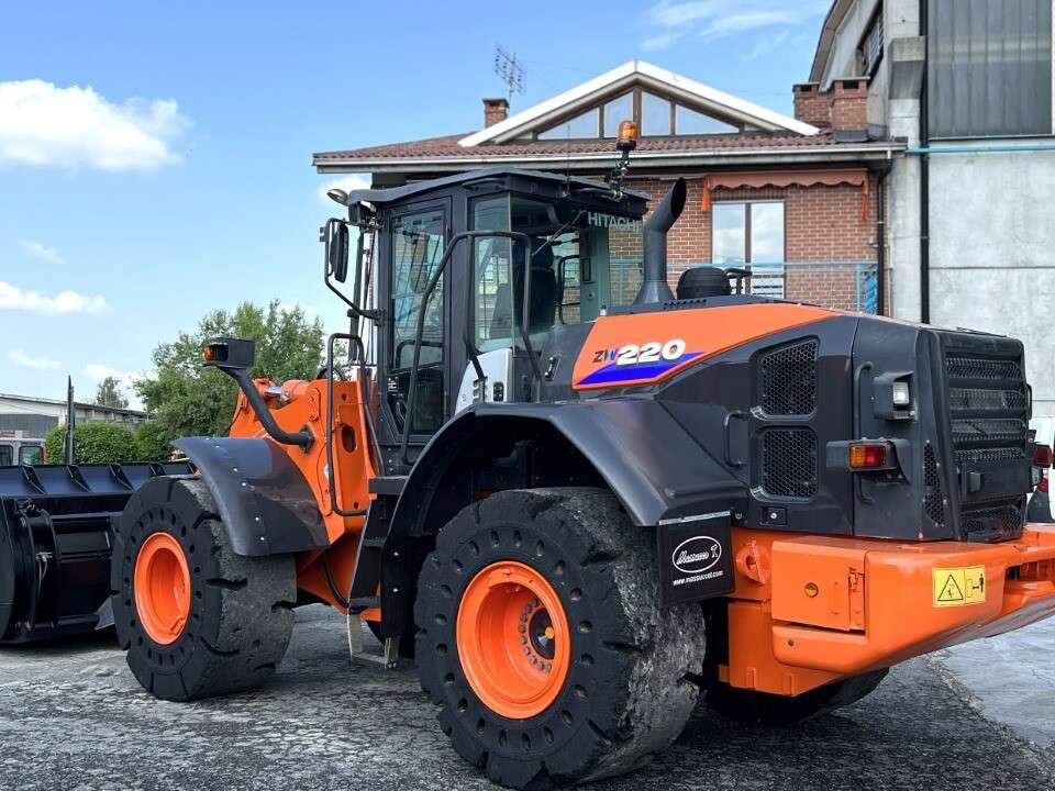 Hitachi ZW220-5B Foto 3