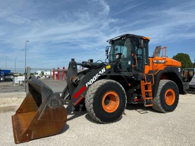 Doosan DL320-7 in vendita da MEK Srl